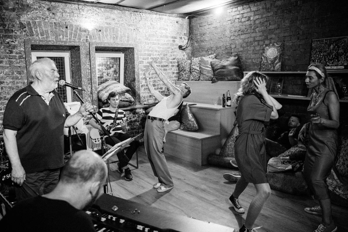 Алик Сикорский с группой товарищей. Квартирник у Саакяна. Семейный и свадебный фотограф Катя Антонова Москва Сочи