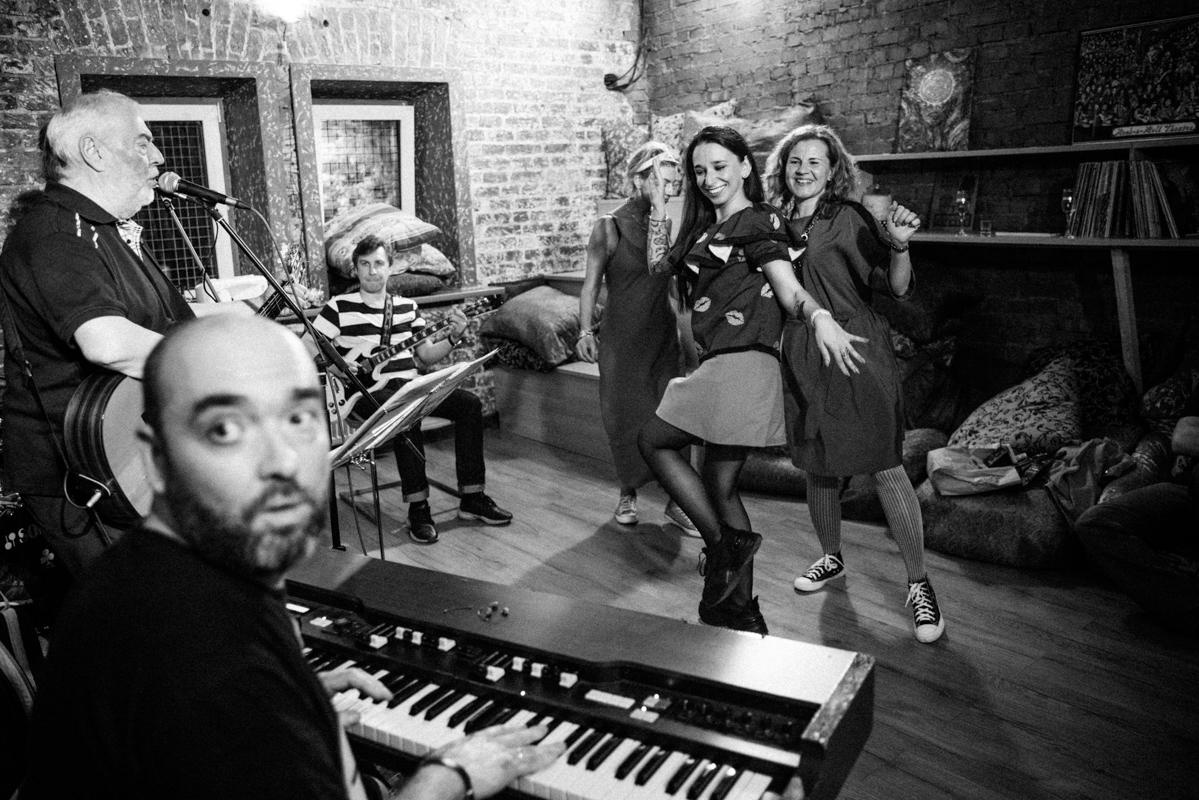 Алик Сикорский с группой товарищей. Квартирник у Саакяна. Семейный и свадебный фотограф Катя Антонова Москва Сочи