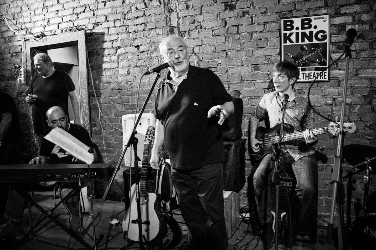 Алик Сикорский с группой товарищей. Квартирник у Саакяна. Семейный и свадебный фотограф Катя Антонова Москва Сочи