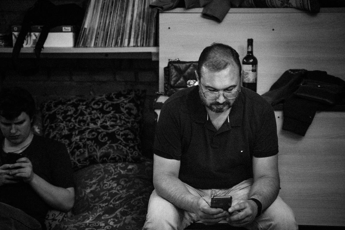 Алик Сикорский с группой товарищей. Квартирник у Саакяна. Семейный и свадебный фотограф Катя Антонова Москва Сочи