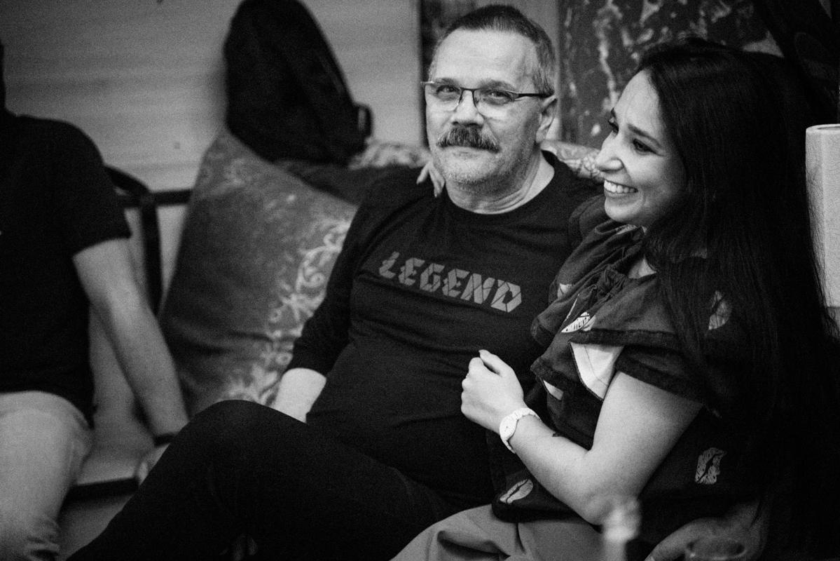 Алик Сикорский с группой товарищей. Квартирник у Саакяна. Семейный и свадебный фотограф Катя Антонова Москва Сочи