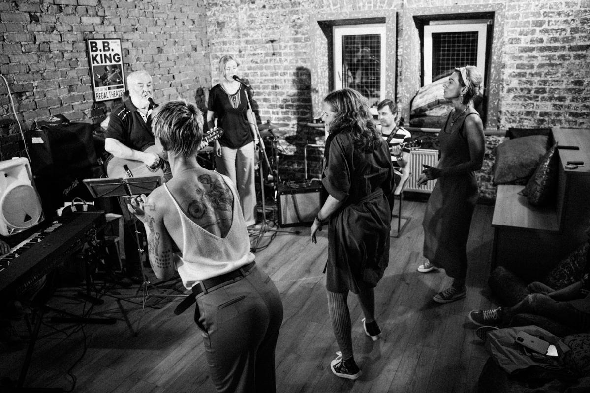 Алик Сикорский с группой товарищей. Квартирник у Саакяна. Семейный и свадебный фотограф Катя Антонова Москва Сочи