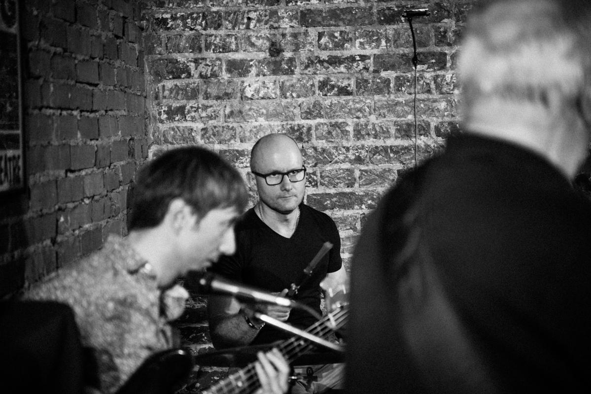 Алик Сикорский с группой товарищей. Квартирник у Саакяна. Семейный и свадебный фотограф Катя Антонова Москва Сочи