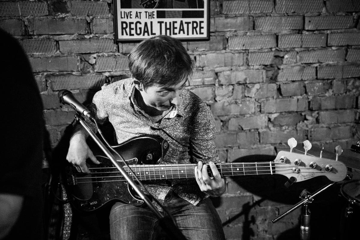 Алик Сикорский с группой товарищей. Квартирник у Саакяна. Семейный и свадебный фотограф Катя Антонова Москва Сочи