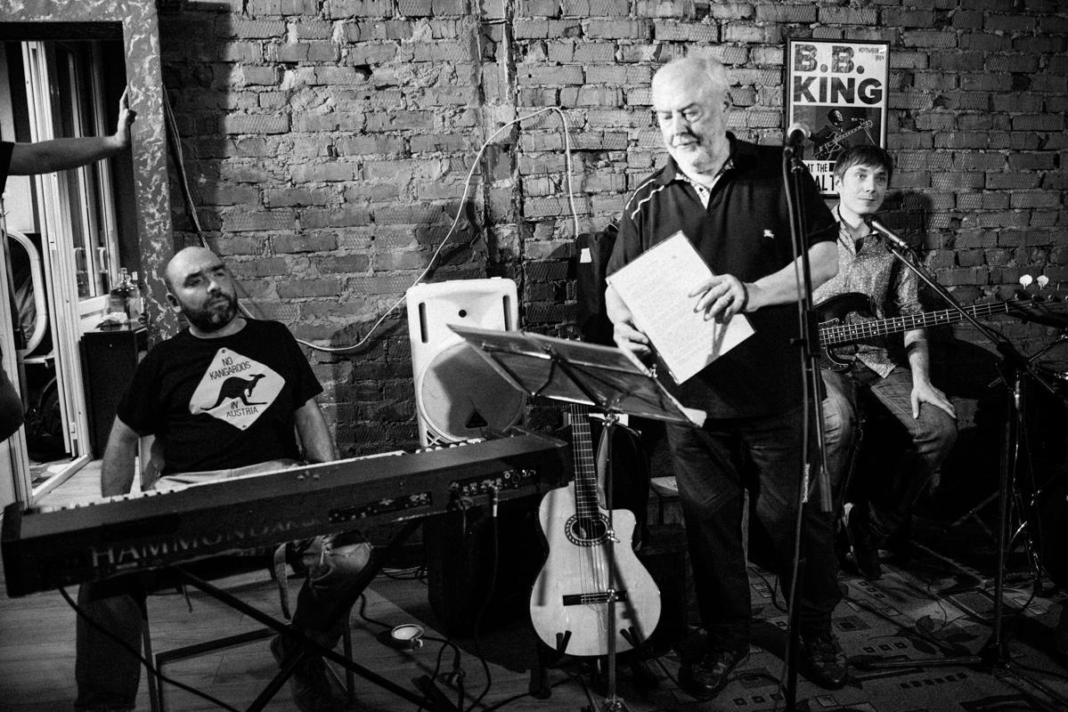 Алик Сикорский с группой товарищей. Квартирник у Саакяна. Семейный и свадебный фотограф Катя Антонова Москва Сочи