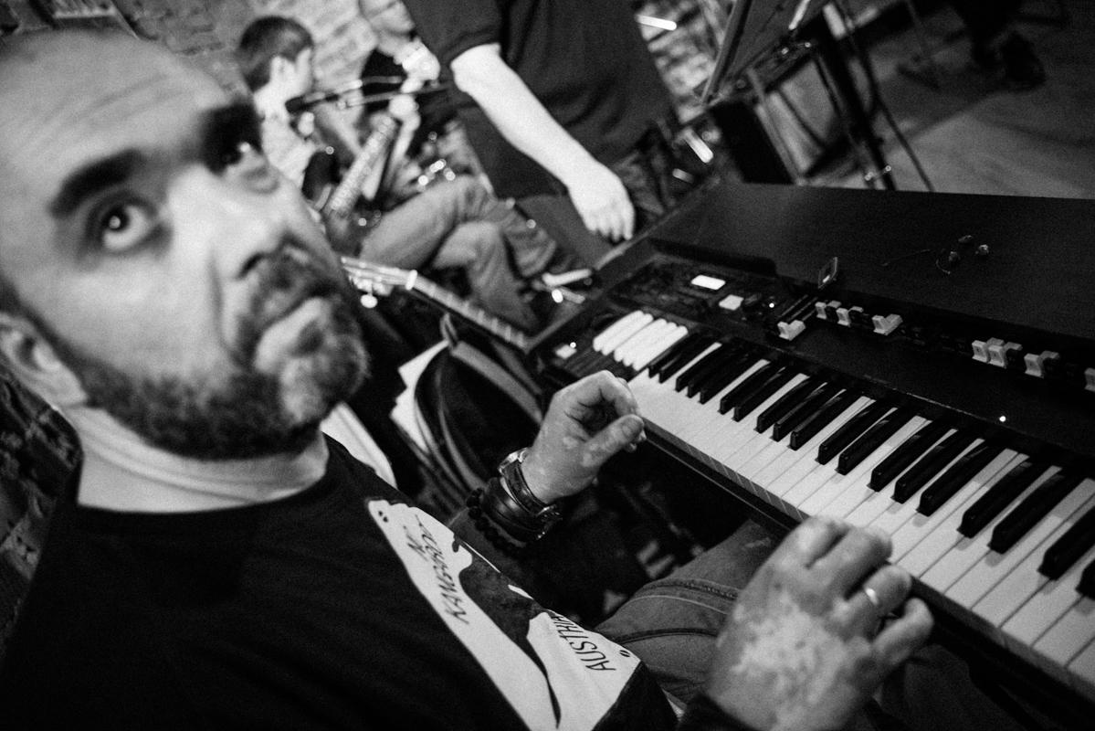 Алик Сикорский с группой товарищей. Квартирник у Саакяна. Семейный и свадебный фотограф Катя Антонова Москва Сочи