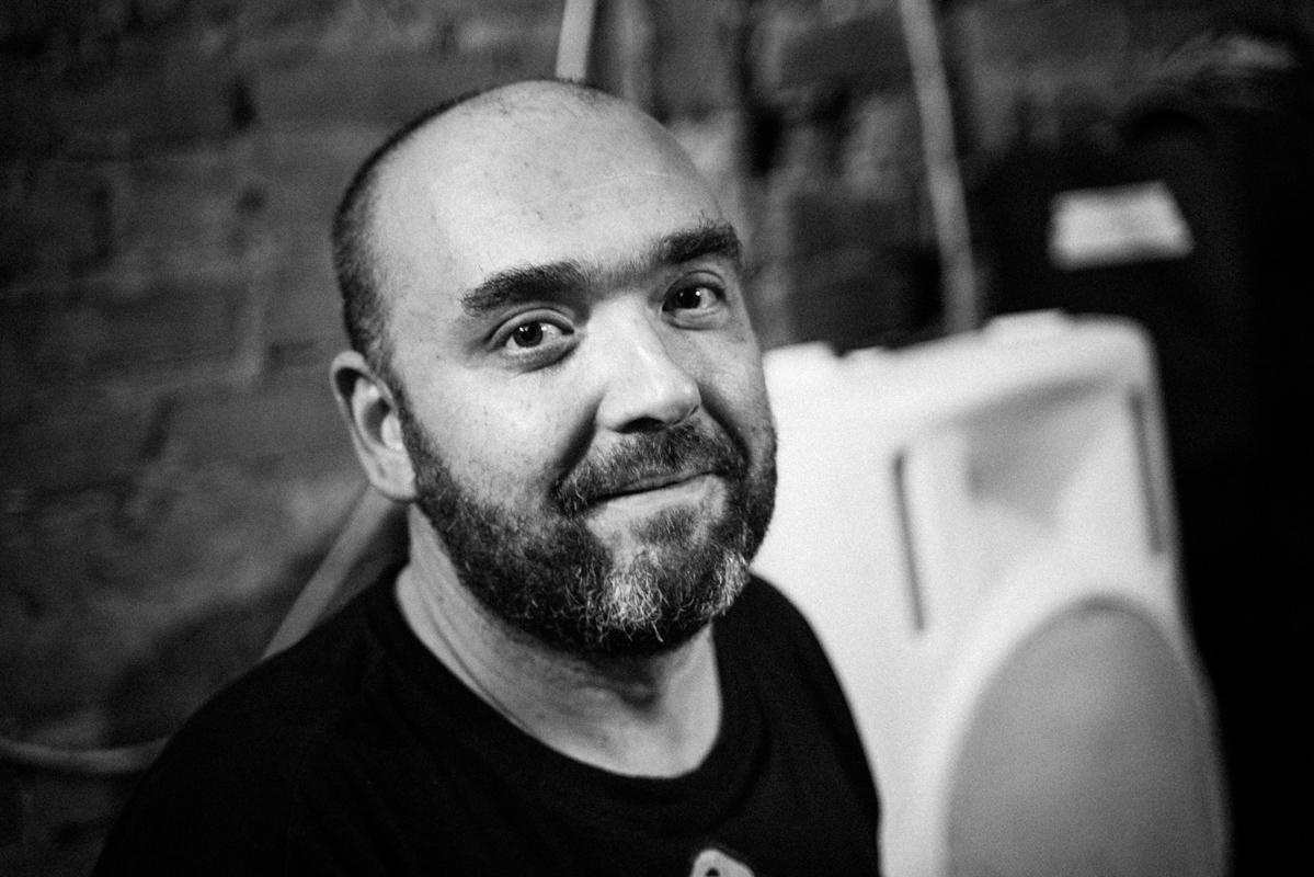 Алик Сикорский с группой товарищей. Квартирник у Саакяна. Семейный и свадебный фотограф Катя Антонова Москва Сочи