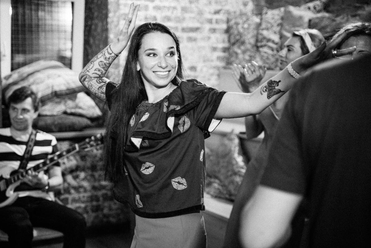 Алик Сикорский с группой товарищей. Квартирник у Саакяна. Семейный и свадебный фотограф Катя Антонова Москва Сочи