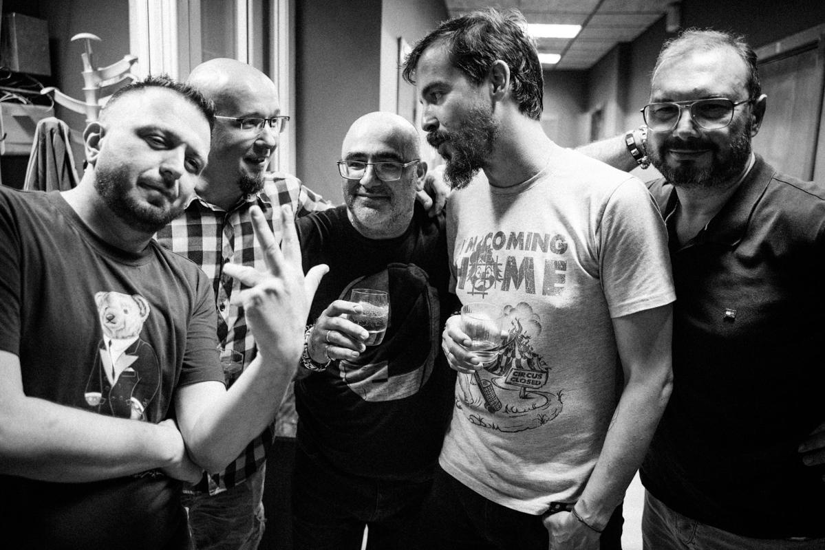 Алик Сикорский с группой товарищей. Квартирник у Саакяна. Семейный и свадебный фотограф Катя Антонова Москва Сочи