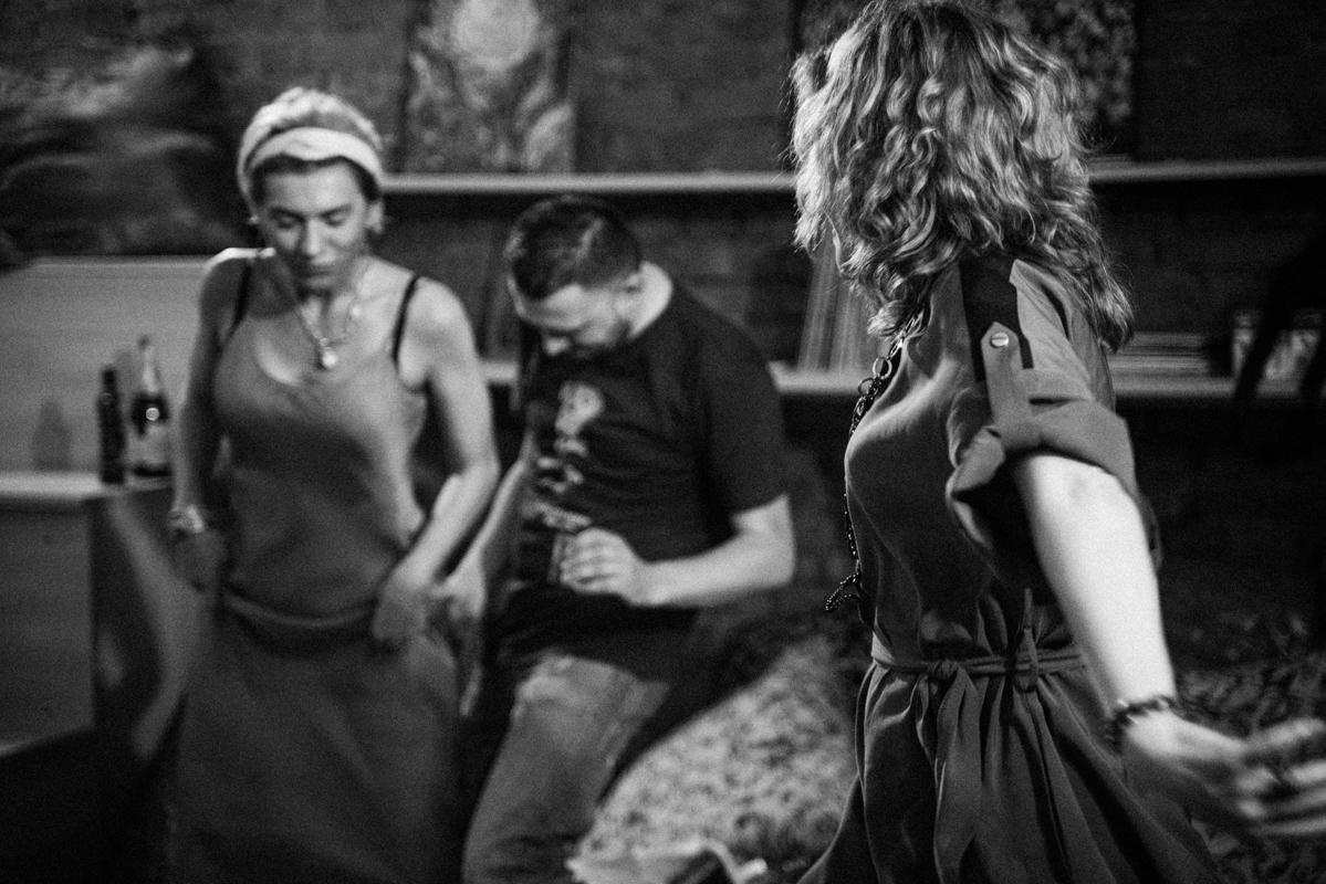 Алик Сикорский с группой товарищей. Квартирник у Саакяна. Семейный и свадебный фотограф Катя Антонова Москва Сочи