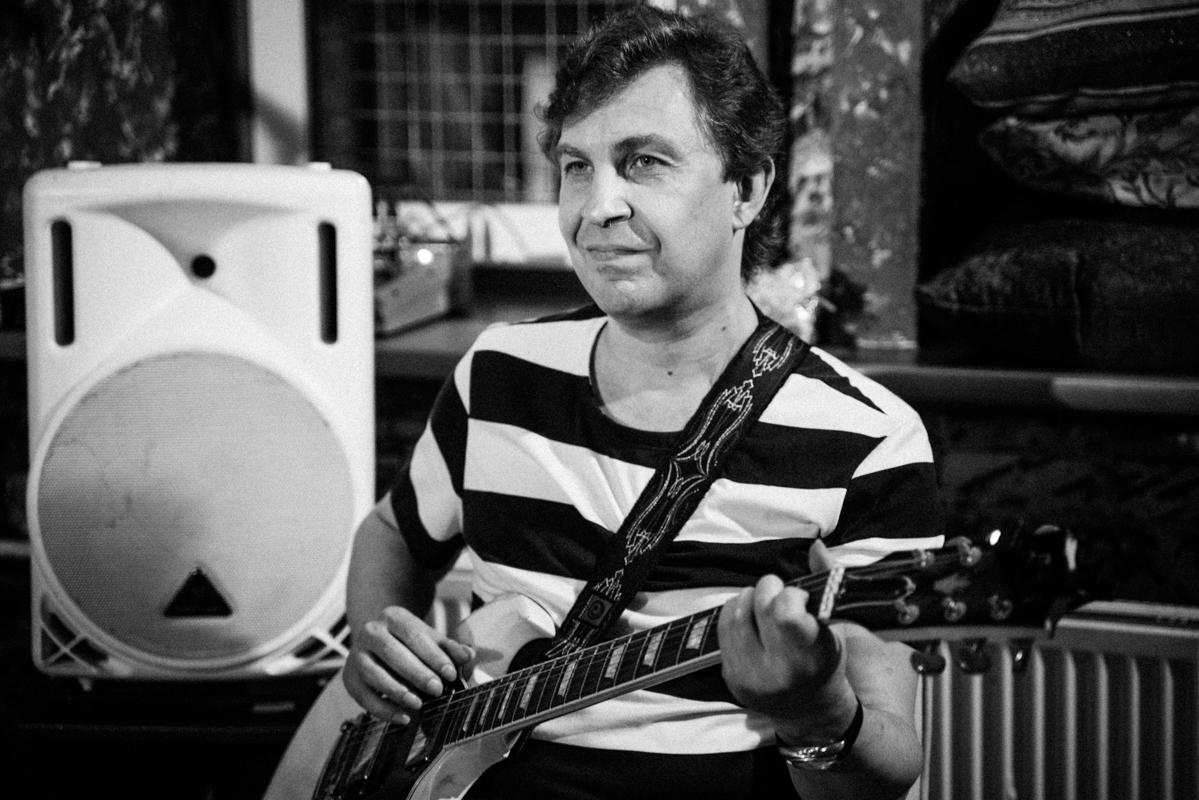 Алик Сикорский с группой товарищей. Квартирник у Саакяна. Семейный и свадебный фотограф Катя Антонова Москва Сочи