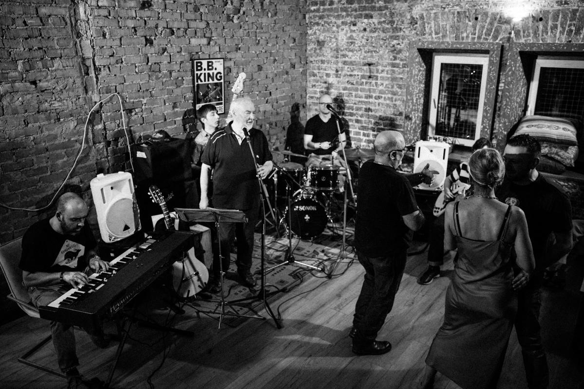 Алик Сикорский с группой товарищей. Квартирник у Саакяна. Семейный и свадебный фотограф Катя Антонова Москва Сочи