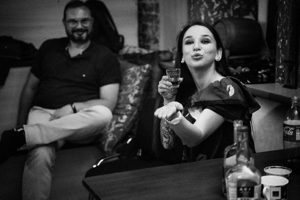 Алик Сикорский с группой товарищей. Квартирник у Саакяна. Семейный и свадебный фотограф Катя Антонова Москва Сочи