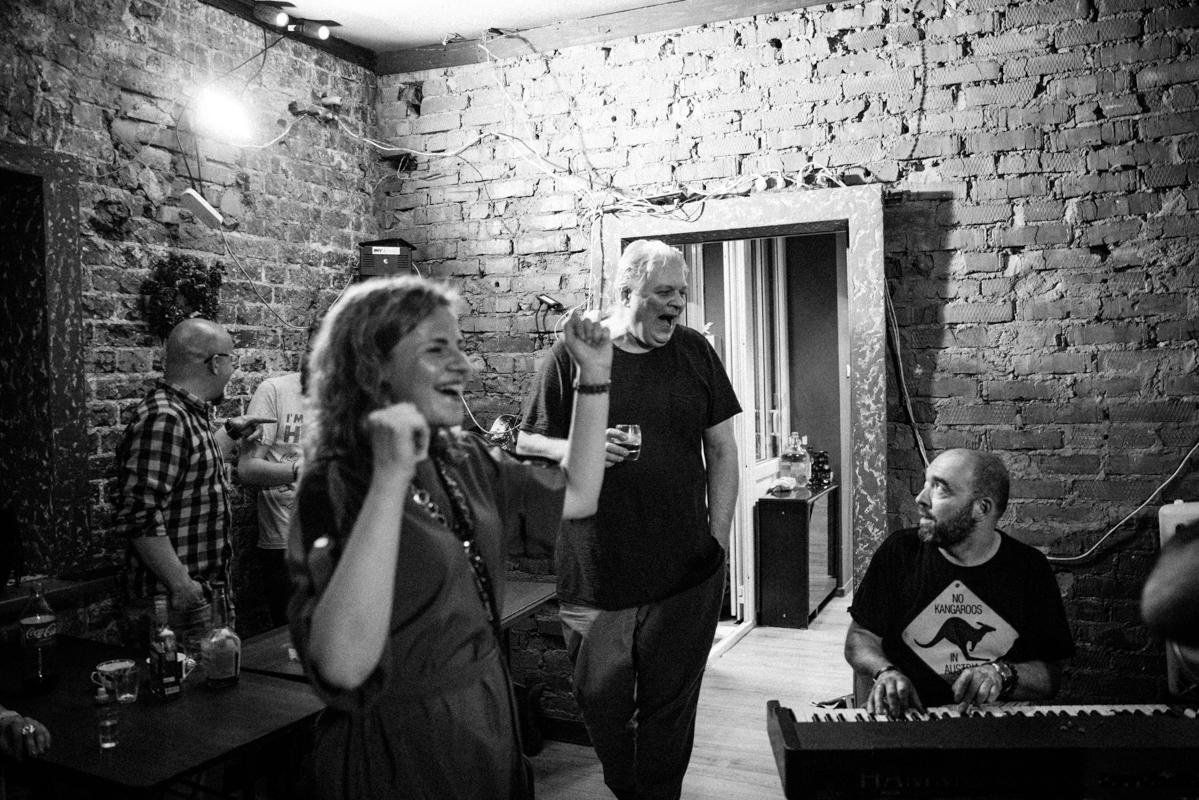 Алик Сикорский с группой товарищей. Квартирник у Саакяна. Семейный и свадебный фотограф Катя Антонова Москва Сочи