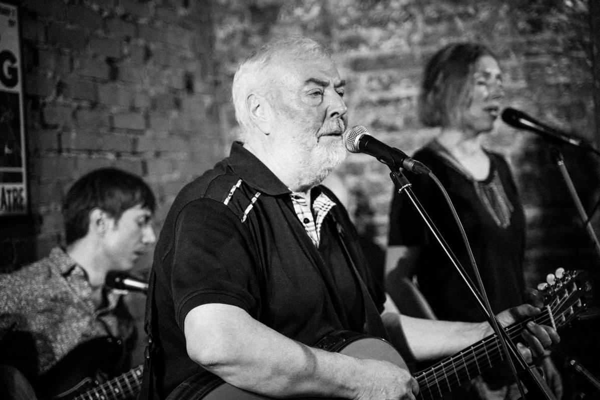 Алик Сикорский с группой товарищей. Квартирник у Саакяна. Семейный и свадебный фотограф Катя Антонова Москва Сочи