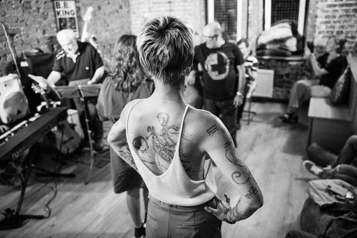 Алик Сикорский с группой товарищей. Квартирник у Саакяна. Семейный и свадебный фотограф Катя Антонова Москва Сочи