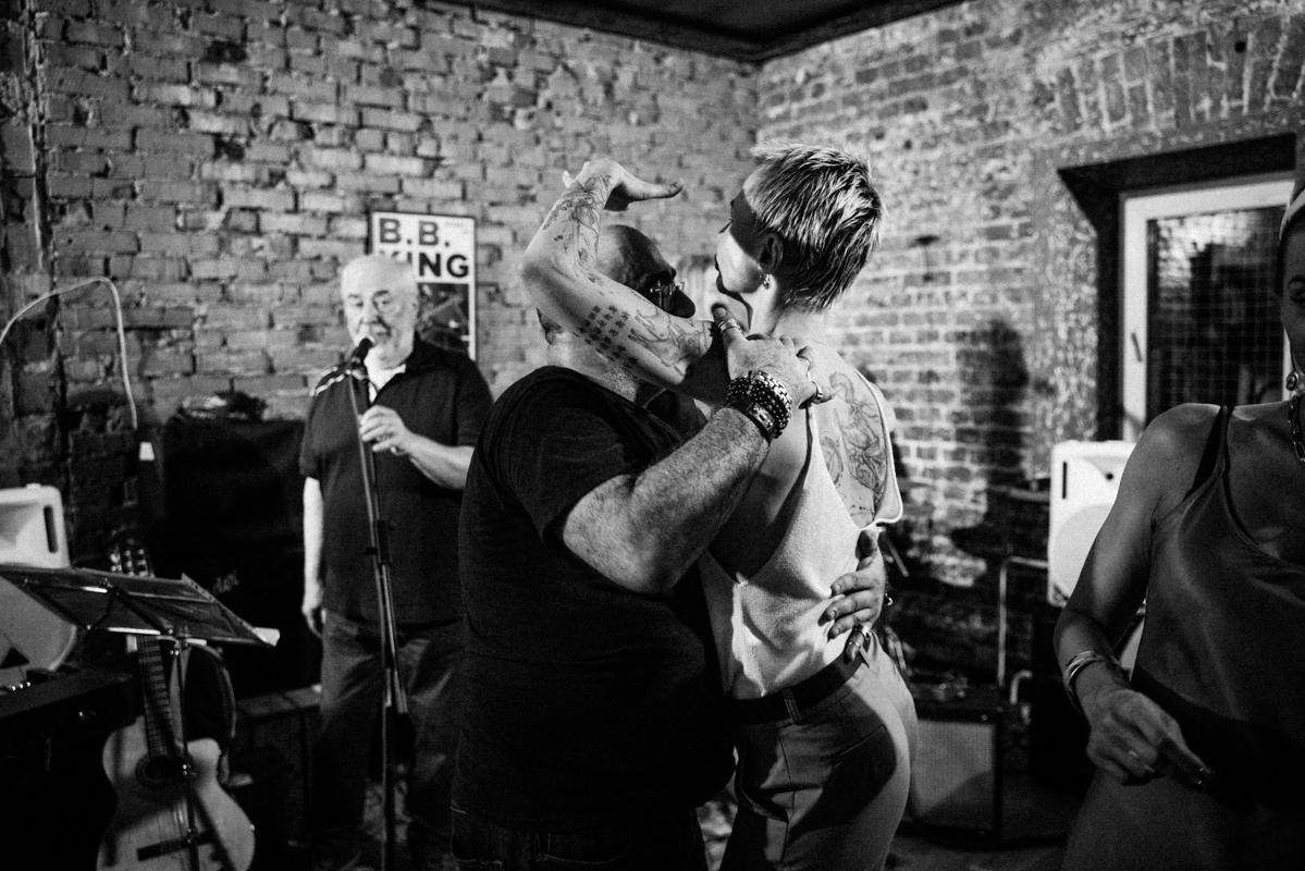 Алик Сикорский с группой товарищей. Квартирник у Саакяна. Семейный и свадебный фотограф Катя Антонова Москва Сочи