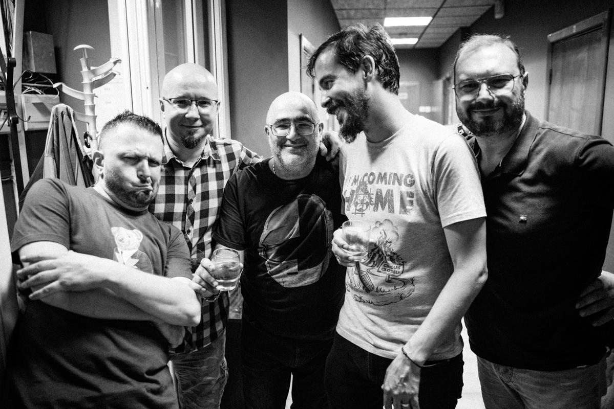 Алик Сикорский с группой товарищей. Квартирник у Саакяна. Семейный и свадебный фотограф Катя Антонова Москва Сочи