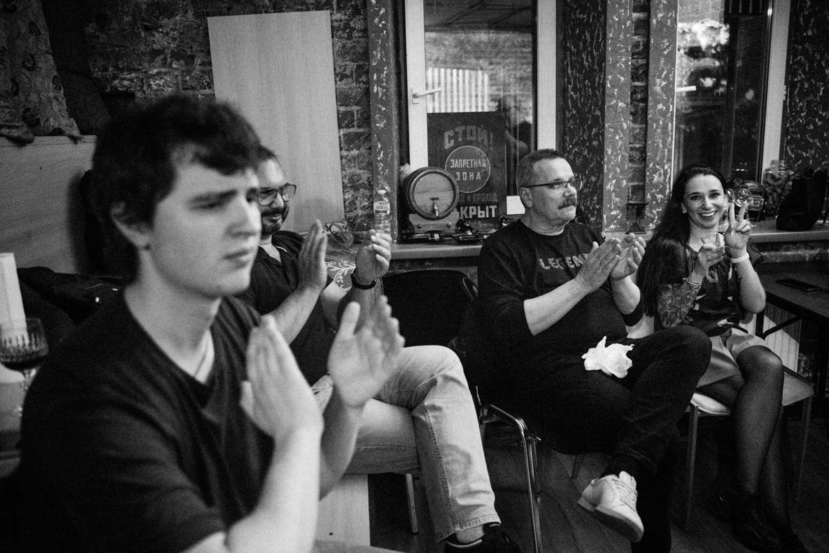 Алик Сикорский с группой товарищей. Квартирник у Саакяна. Семейный и свадебный фотограф Катя Антонова Москва Сочи