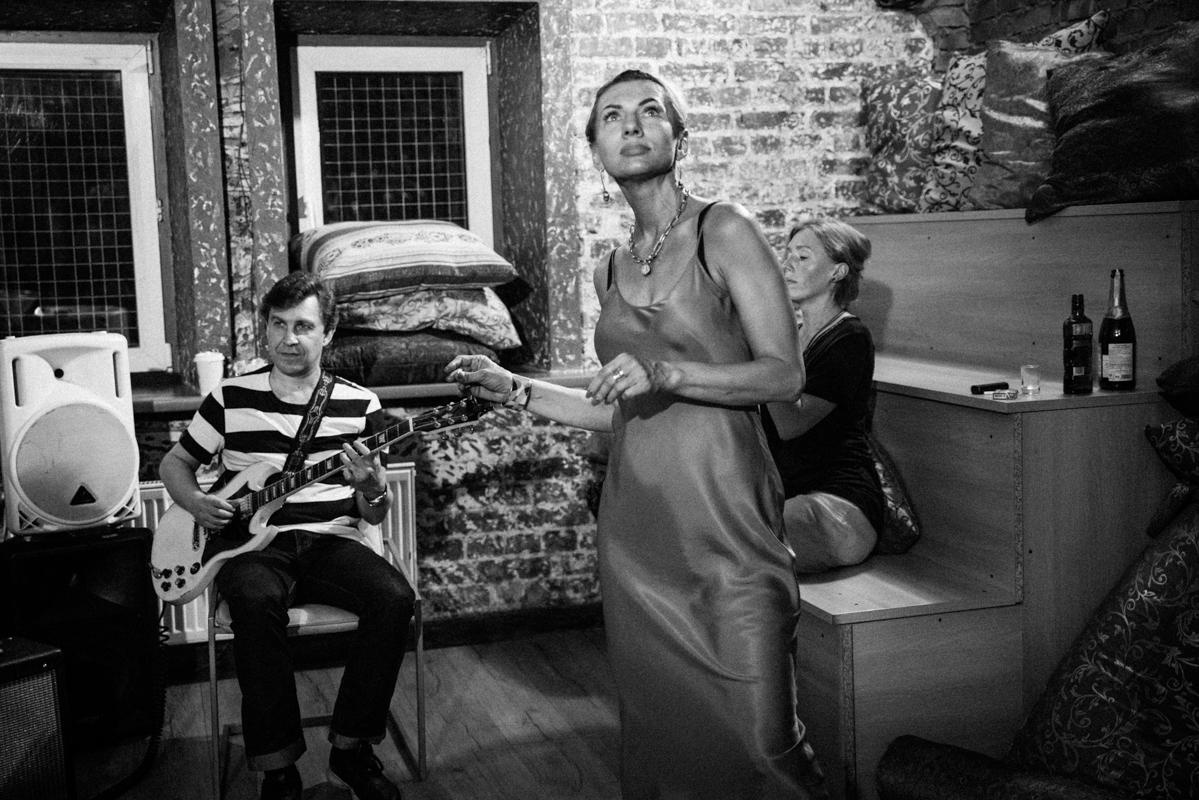 Алик Сикорский с группой товарищей. Квартирник у Саакяна. Семейный и свадебный фотограф Катя Антонова Москва Сочи