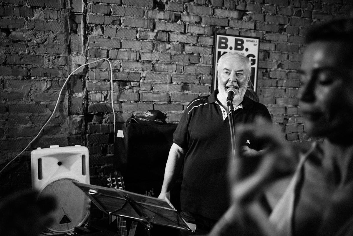 Алик Сикорский с группой товарищей. Квартирник у Саакяна. Семейный и свадебный фотограф Катя Антонова Москва Сочи