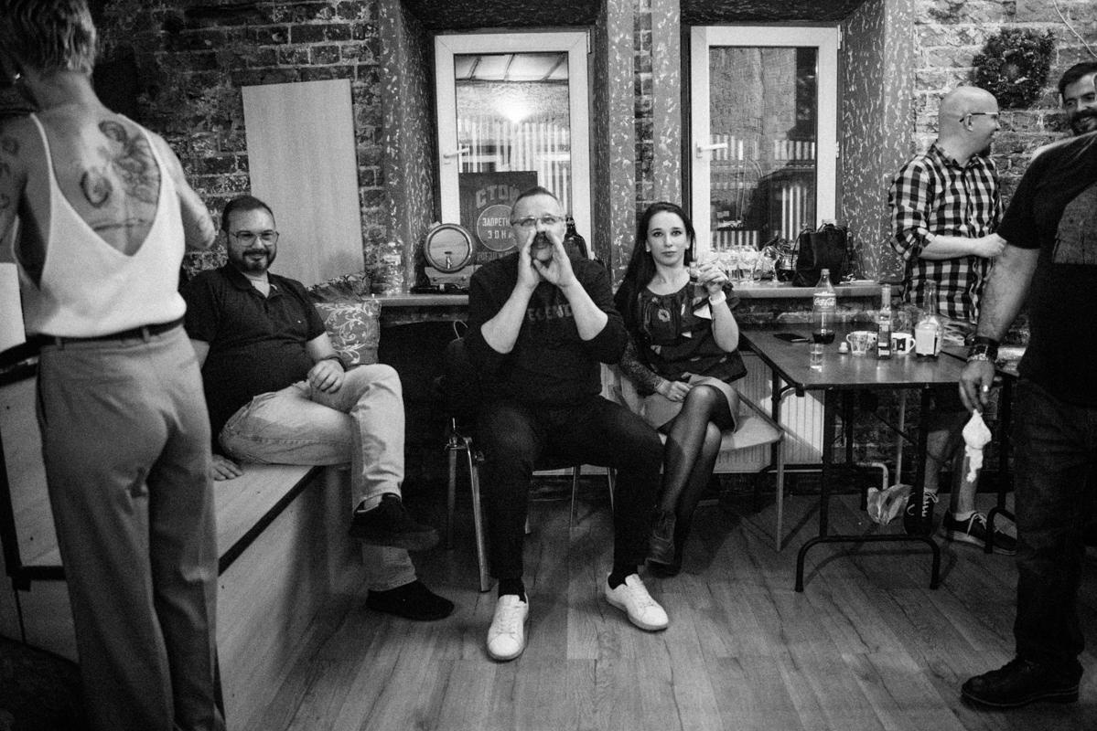 Алик Сикорский с группой товарищей. Квартирник у Саакяна. Семейный и свадебный фотограф Катя Антонова Москва Сочи