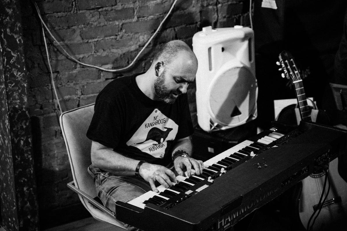 Алик Сикорский с группой товарищей. Квартирник у Саакяна. Семейный и свадебный фотограф Катя Антонова Москва Сочи