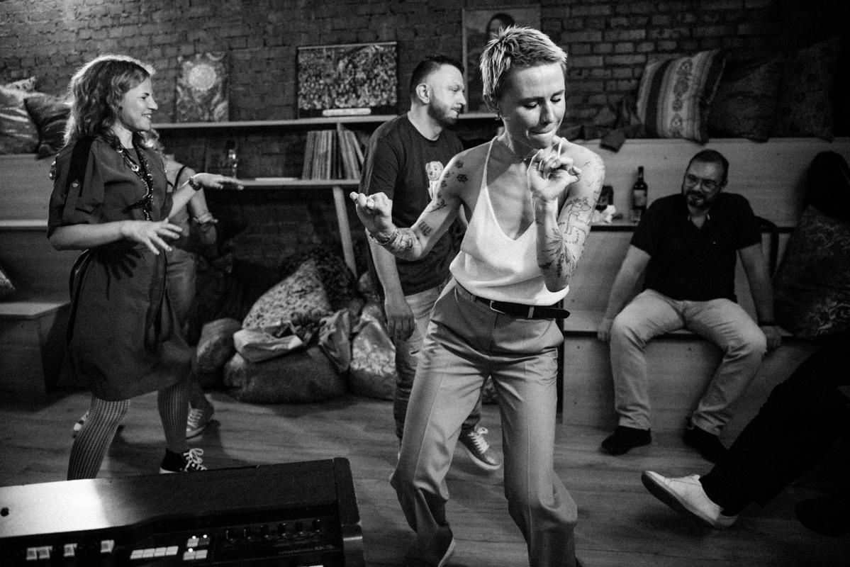 Алик Сикорский с группой товарищей. Квартирник у Саакяна. Семейный и свадебный фотограф Катя Антонова Москва Сочи