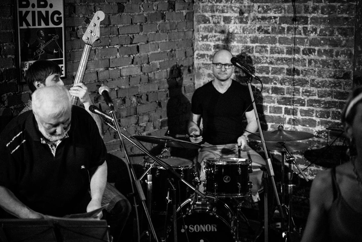 Алик Сикорский с группой товарищей. Квартирник у Саакяна. Семейный и свадебный фотограф Катя Антонова Москва Сочи