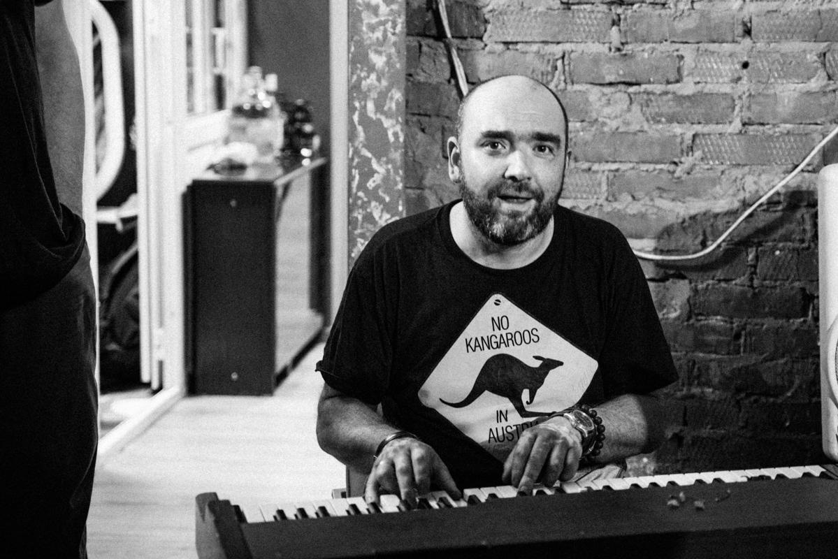 Алик Сикорский с группой товарищей. Квартирник у Саакяна. Семейный и свадебный фотограф Катя Антонова Москва Сочи