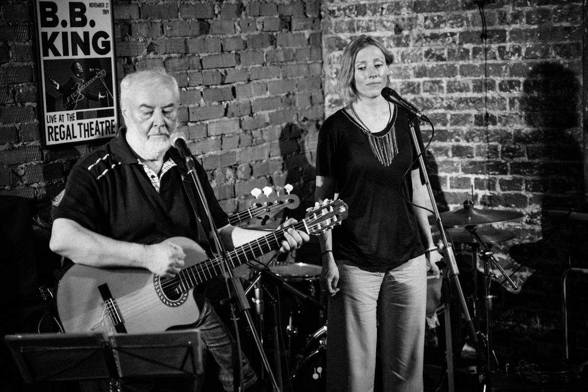 Алик Сикорский с группой товарищей. Квартирник у Саакяна. Семейный и свадебный фотограф Катя Антонова Москва Сочи