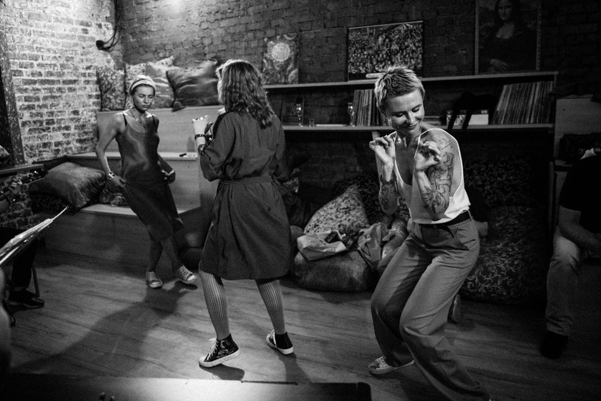 Алик Сикорский с группой товарищей. Квартирник у Саакяна. Семейный и свадебный фотограф Катя Антонова Москва Сочи