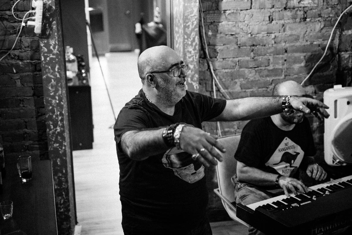 Алик Сикорский с группой товарищей. Квартирник у Саакяна. Семейный и свадебный фотограф Катя Антонова Москва Сочи