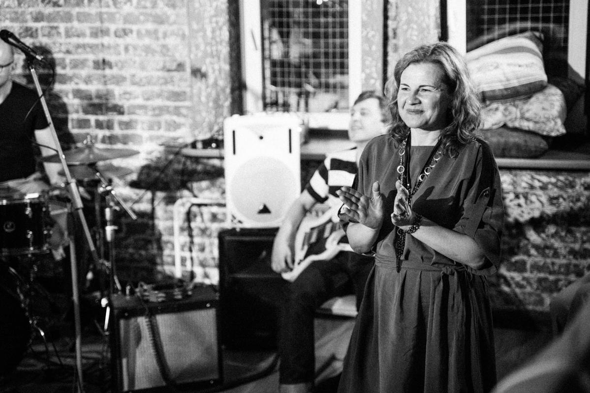 Алик Сикорский с группой товарищей. Квартирник у Саакяна. Семейный и свадебный фотограф Катя Антонова Москва Сочи