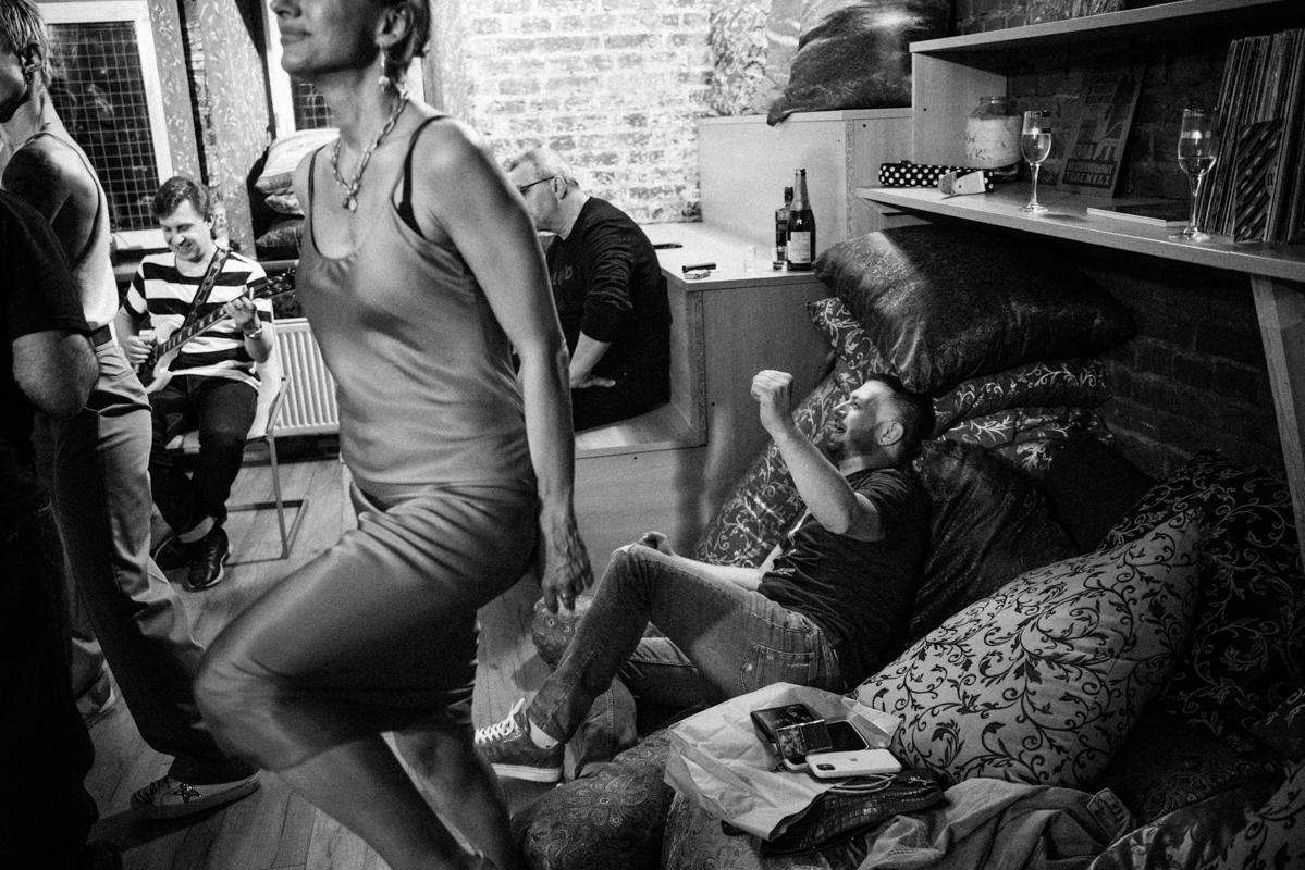 Алик Сикорский с группой товарищей. Квартирник у Саакяна. Семейный и свадебный фотограф Катя Антонова Москва Сочи