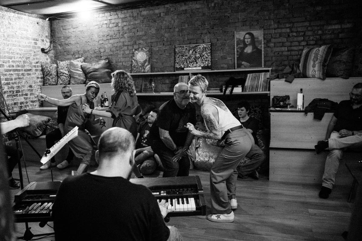 Алик Сикорский с группой товарищей. Квартирник у Саакяна. Семейный и свадебный фотограф Катя Антонова Москва Сочи