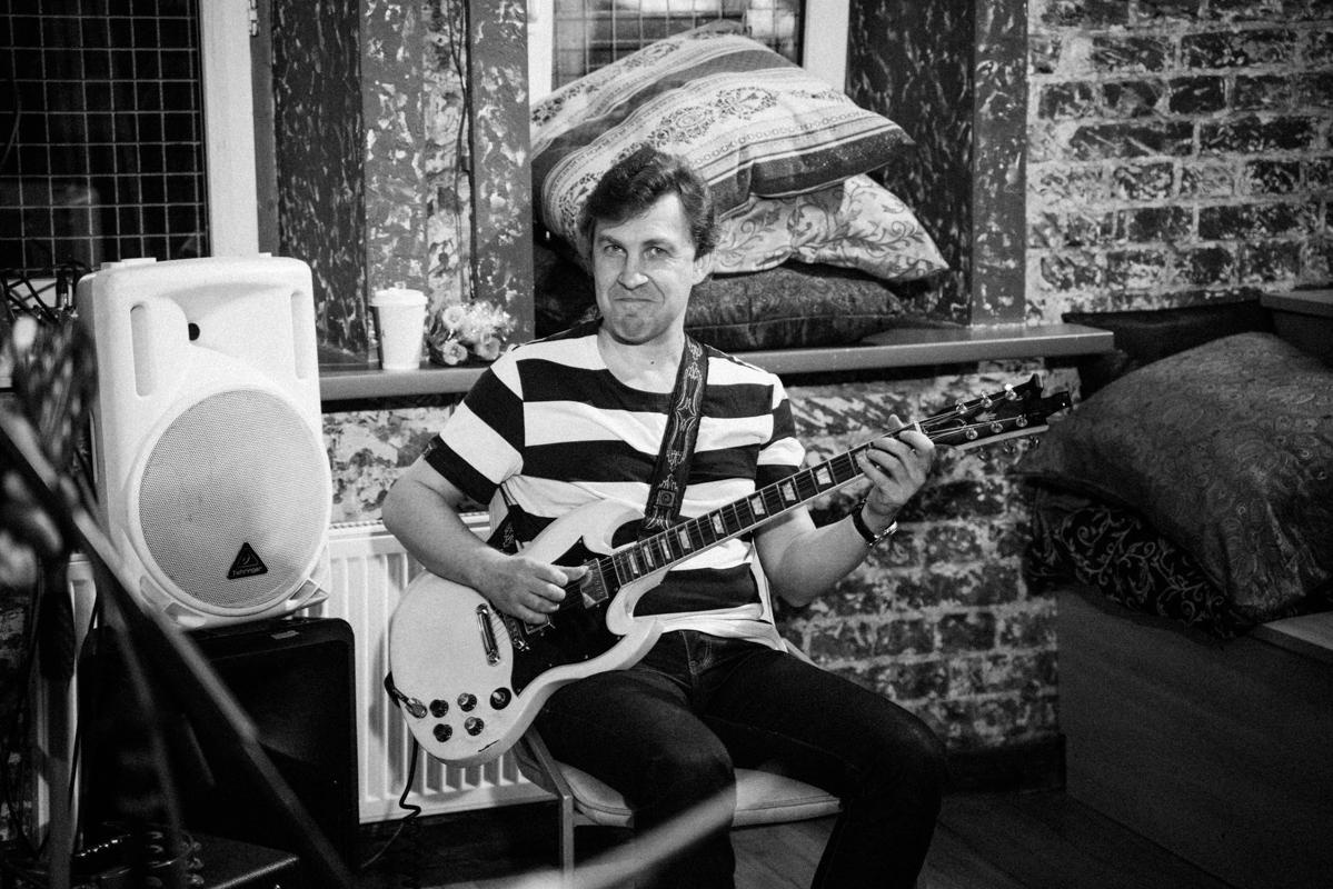 Алик Сикорский с группой товарищей. Квартирник у Саакяна. Семейный и свадебный фотограф Катя Антонова Москва Сочи