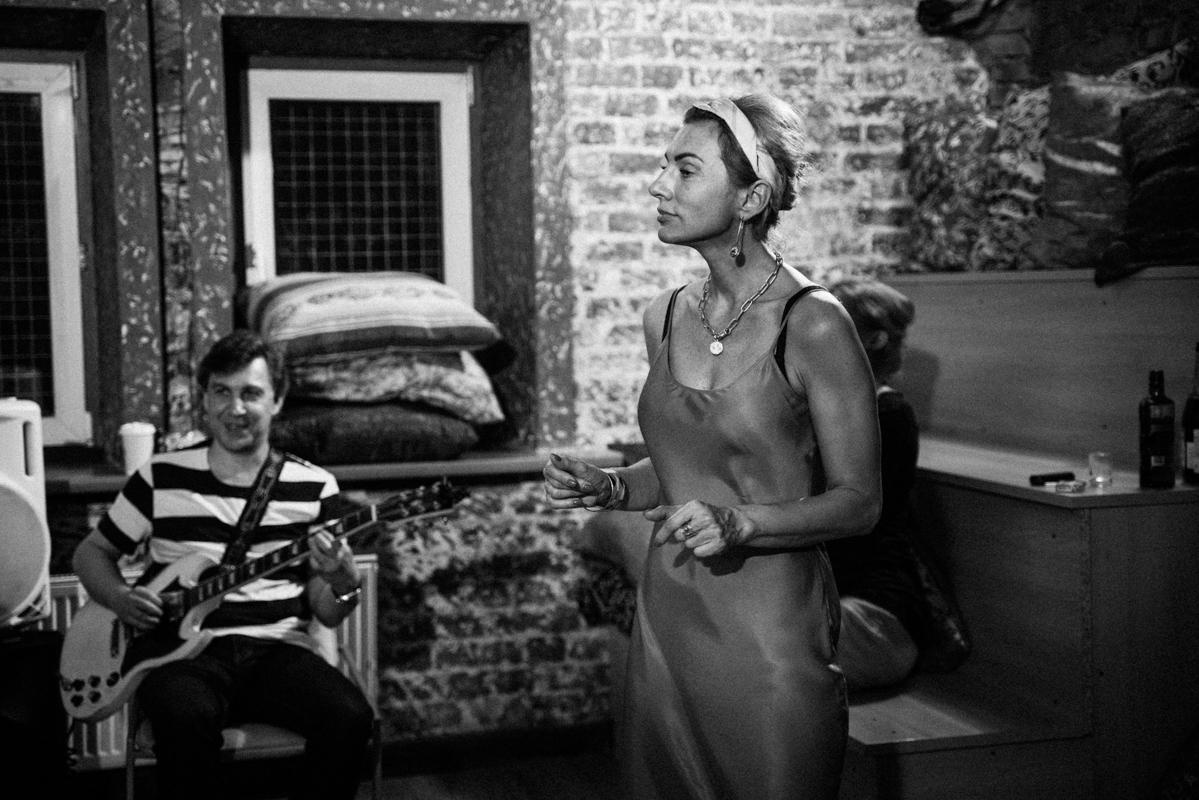 Алик Сикорский с группой товарищей. Квартирник у Саакяна. Семейный и свадебный фотограф Катя Антонова Москва Сочи