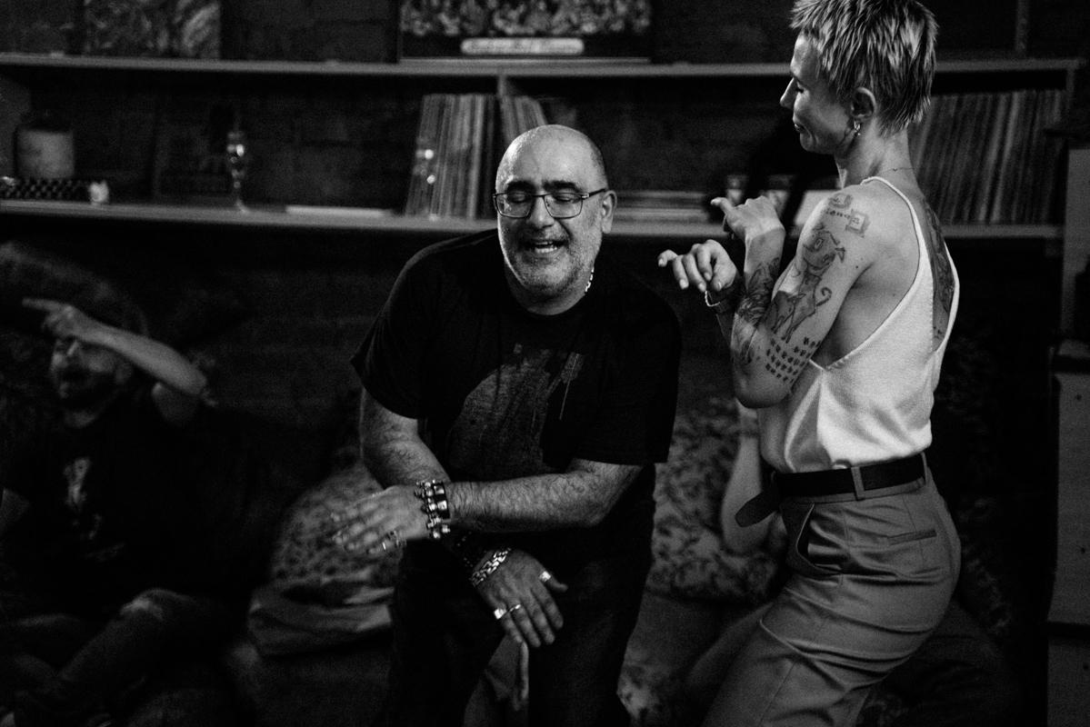 Алик Сикорский с группой товарищей. Квартирник у Саакяна. Семейный и свадебный фотограф Катя Антонова Москва Сочи