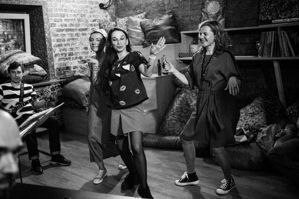 Алик Сикорский с группой товарищей. Квартирник у Саакяна. Семейный и свадебный фотограф Катя Антонова Москва Сочи