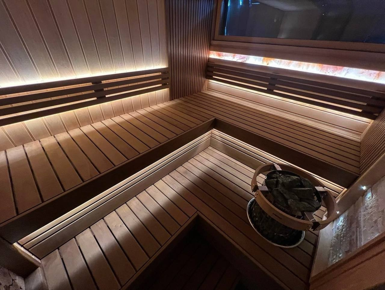 Парная в Ривер Парке из ольхи и термоольхи, с солевой линией, точечной подсветкой панно и камня, печь — Harvia Cilindro. SaunaTopMasters