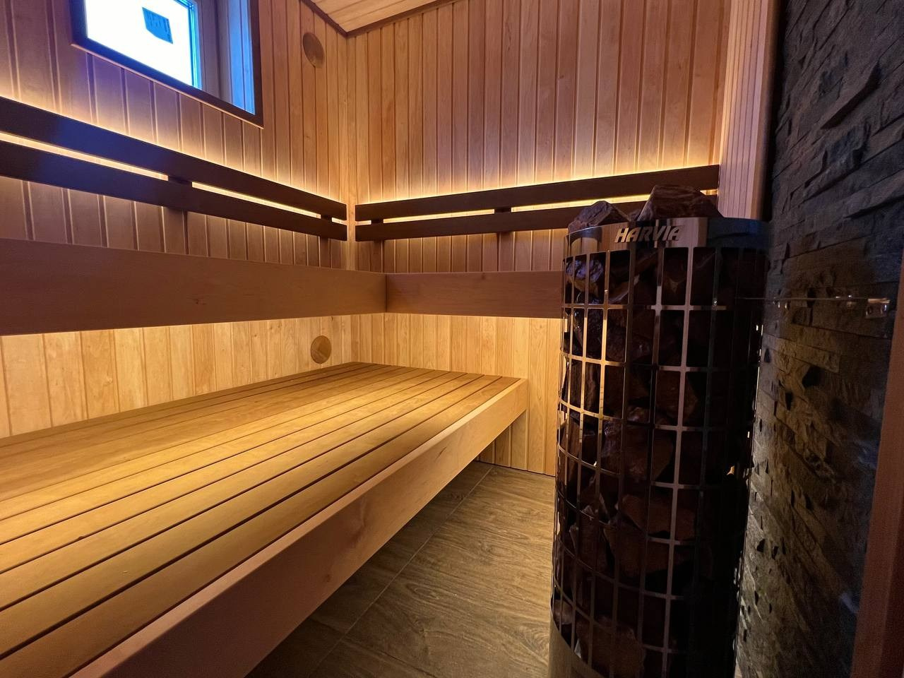 Сауна в Симагино в стиле STM: ольха и термоольха, парящие полки и максимум комфорта в компактном пространстве. SaunaTopMasters