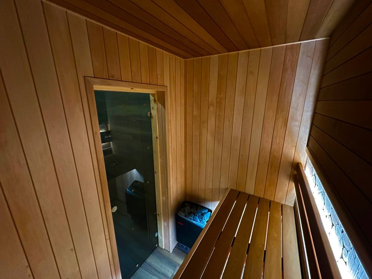 Сауна в Охта парке с интеграцией можжевелового панно за подспинник. Компактно, уютно, функционально!. SaunaTopMasters