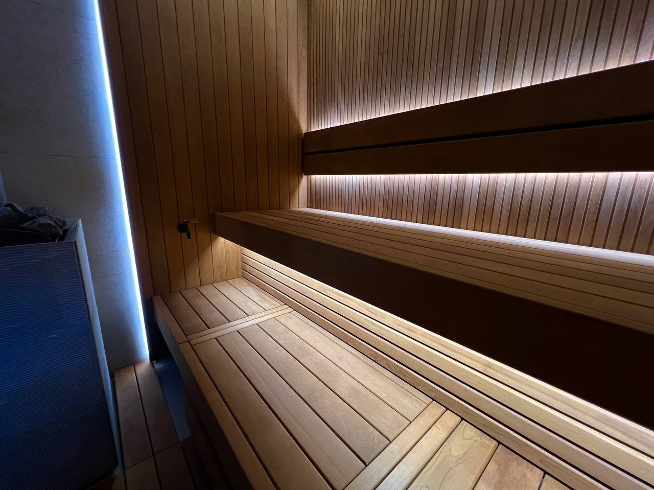 Если очень захотеть- можно найти и установить каменку Tulikivi и вокруг неё собрать отличную парную по дизайн- проекту MBsaun. SaunaTopMasters