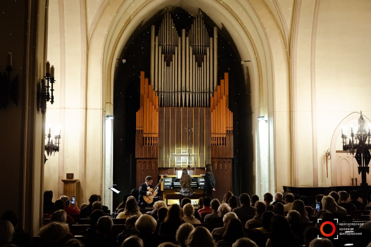 Семейный дуэт Дмитрия и Елизаветы Бородаевых выступил в Красноярске. Дмитрий Бородаев