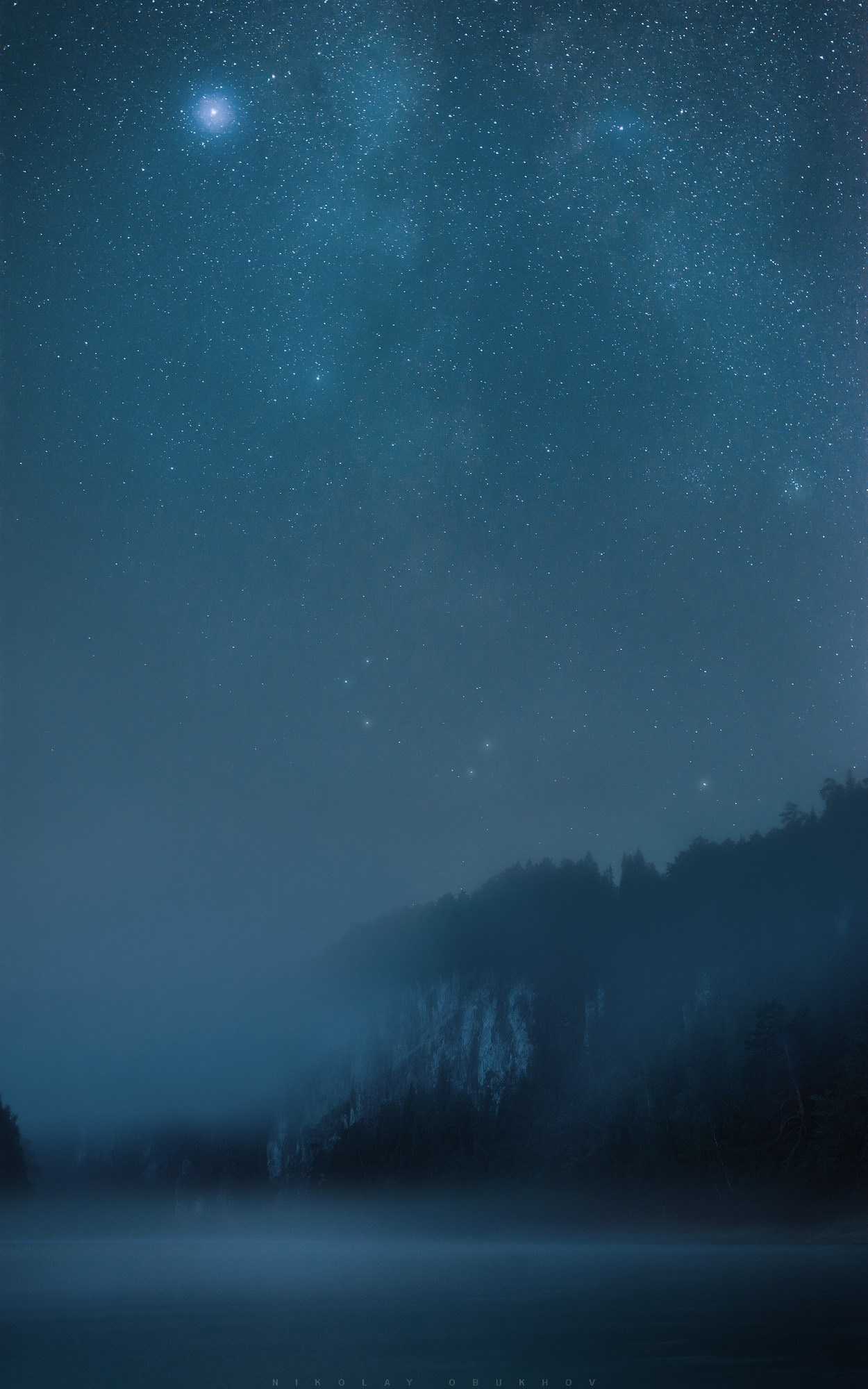 Ночной туман над скалой