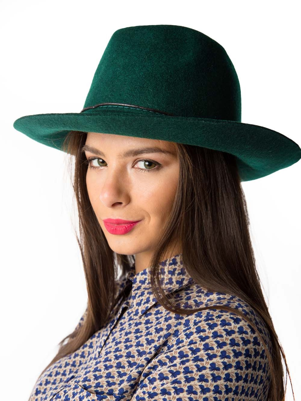 Девушка брюнетка в зеленой шляпе