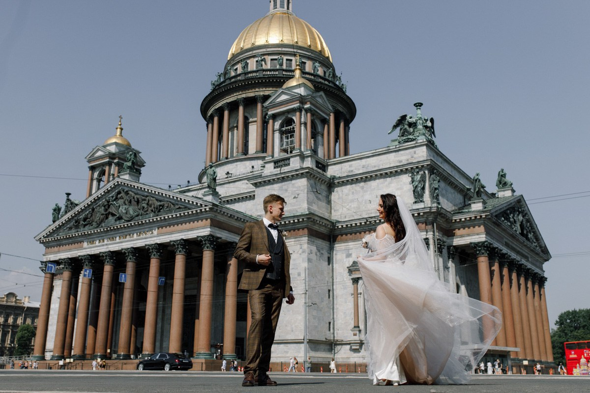 Свадебная фотосессия на Невском. Свадебный фотограф СПБ