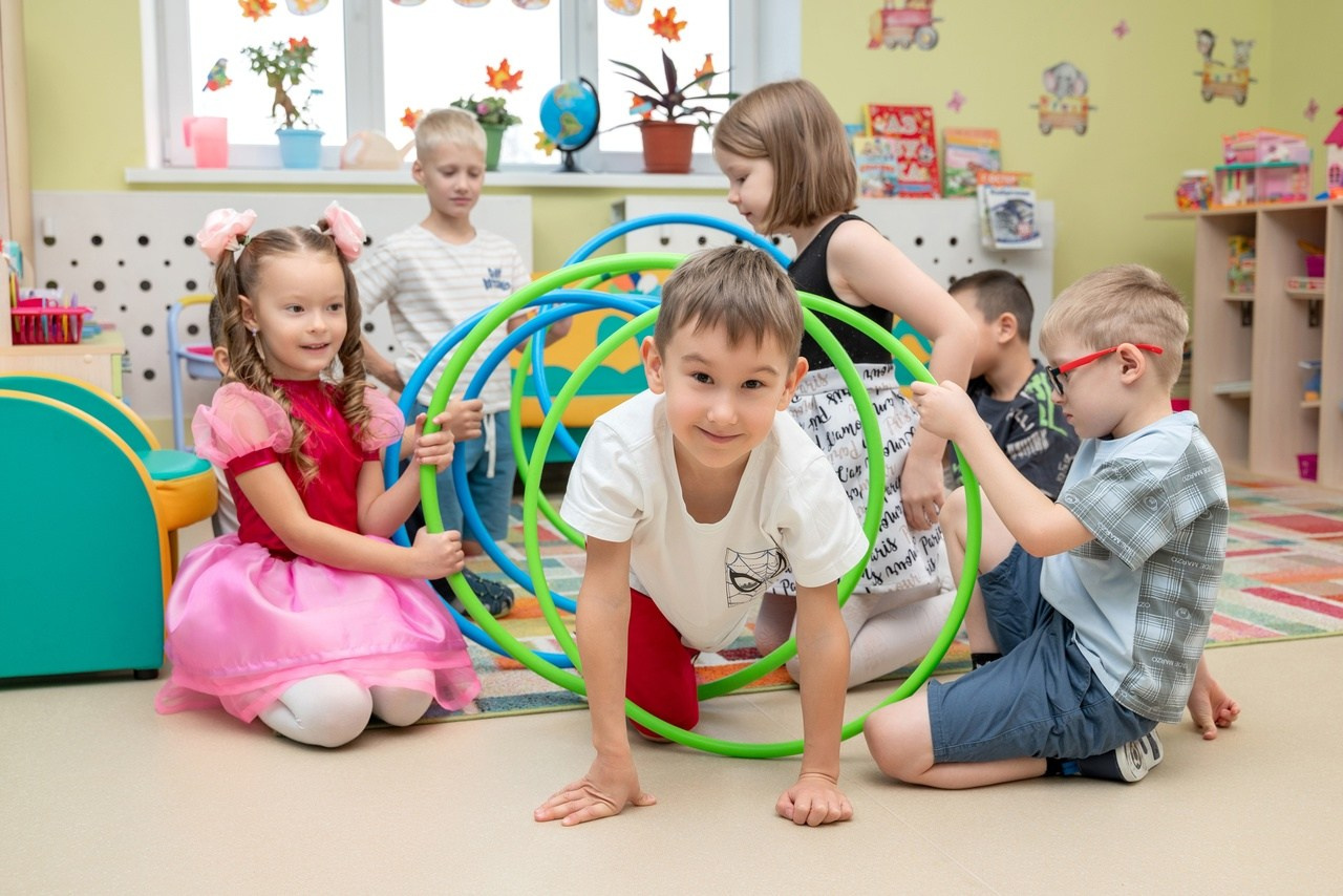 Малыши в детском саду построили тоннель из обручей для смешного одногруппника.