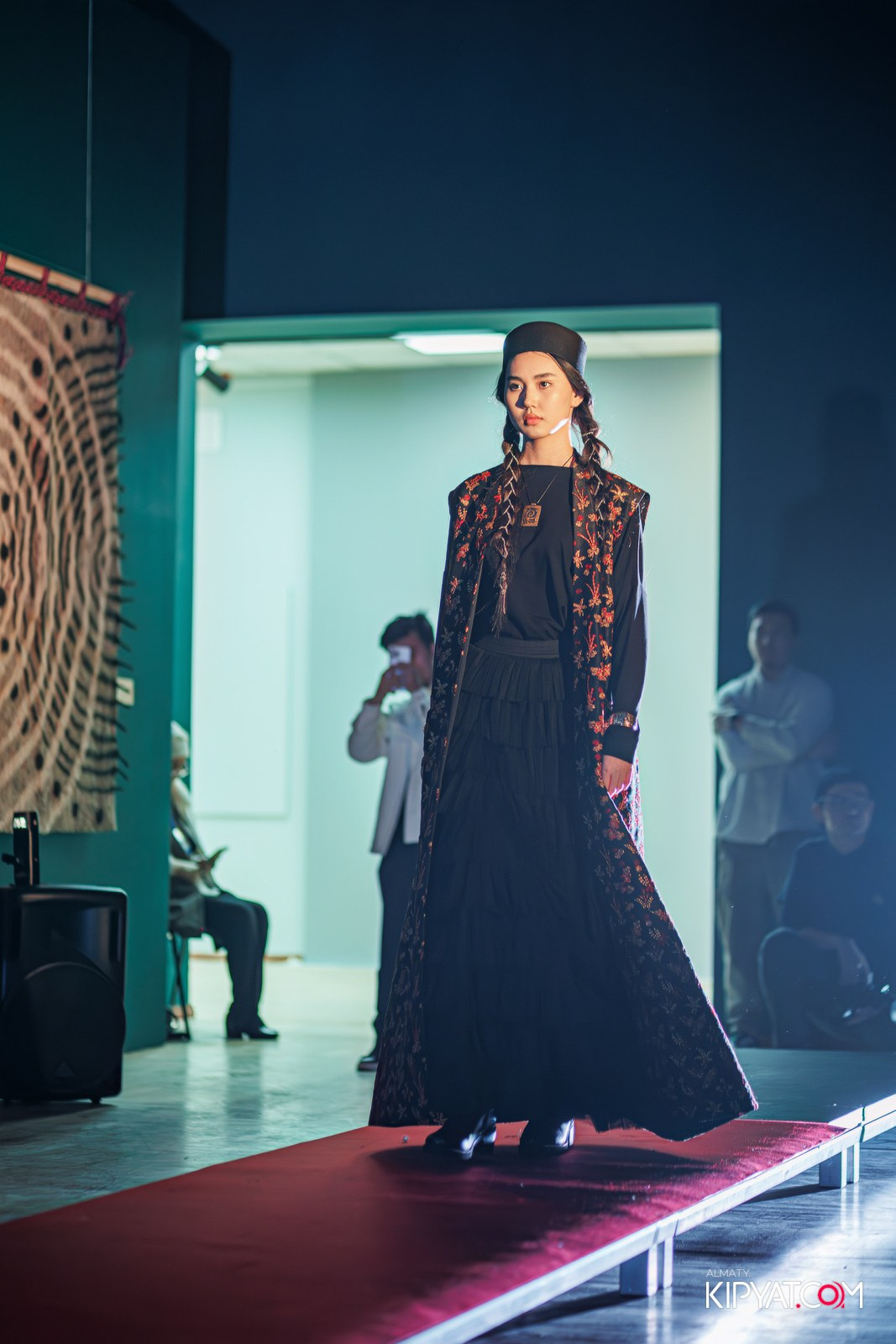 FASHION ПОКАЗ, КАЗАХСКОЙ НАЦИОНАЛЬНОЙ ОДЕЖДЫ. КИПЯТКОМ АЛМАТЫ!